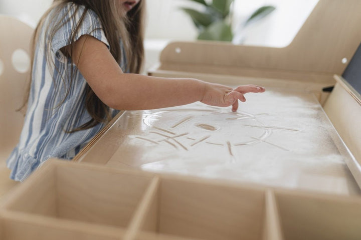 Multisensoriskt och kreativt bord för barn i Montessori stil - Rootly - Montessori möbler