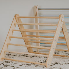 Ribbstol och Pikler Triangel i Naturlig Träfärg - Rootly - Pikler Trianglar