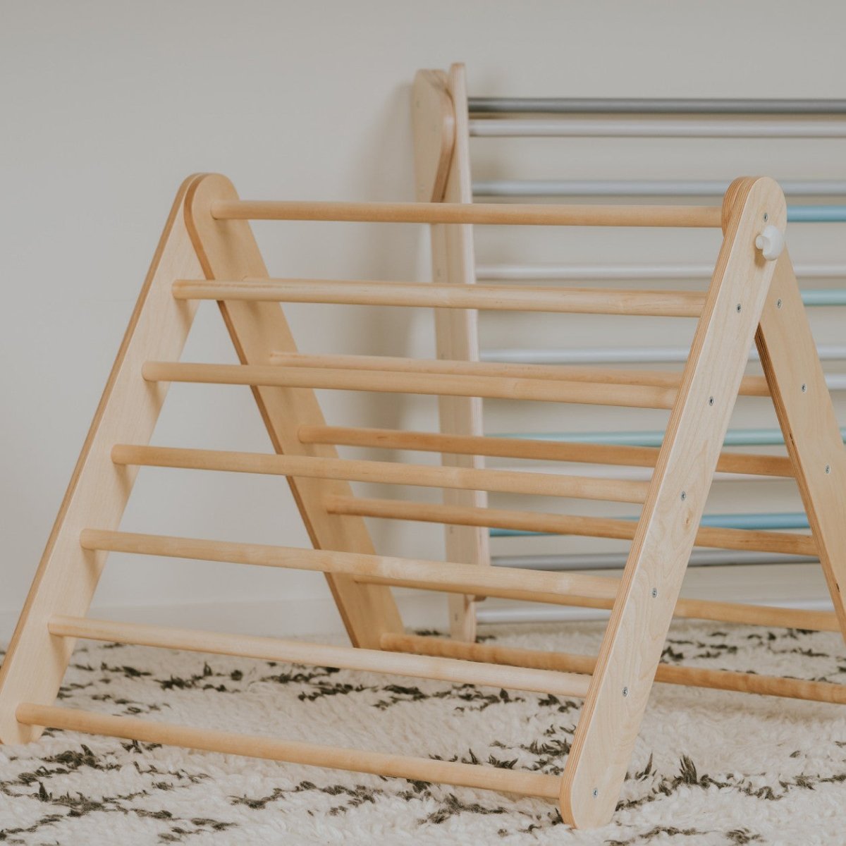 Ribbstol och Pikler Triangel i Naturlig Träfärg - Rootly - Pikler Trianglar