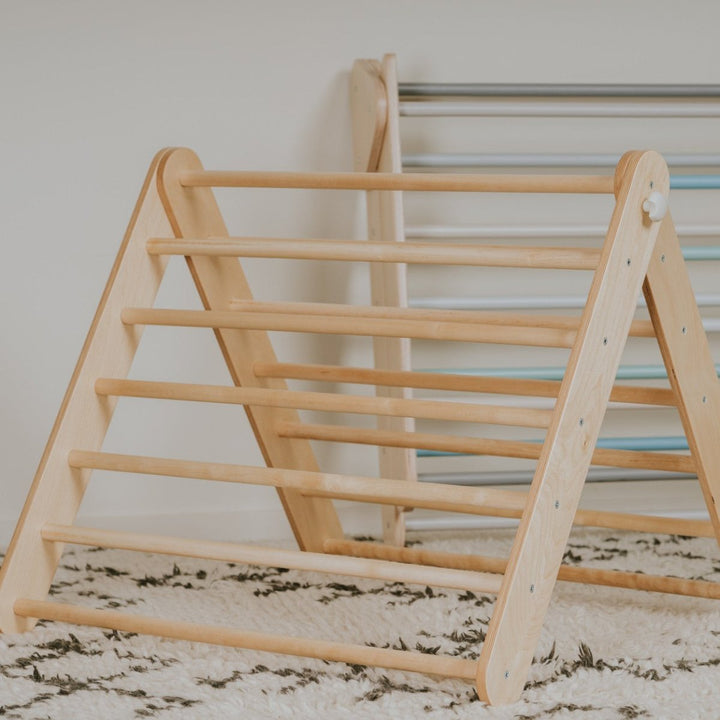 Ribbstol och Pikler Triangel i Naturlig Träfärg - Rootly - Pikler Trianglar