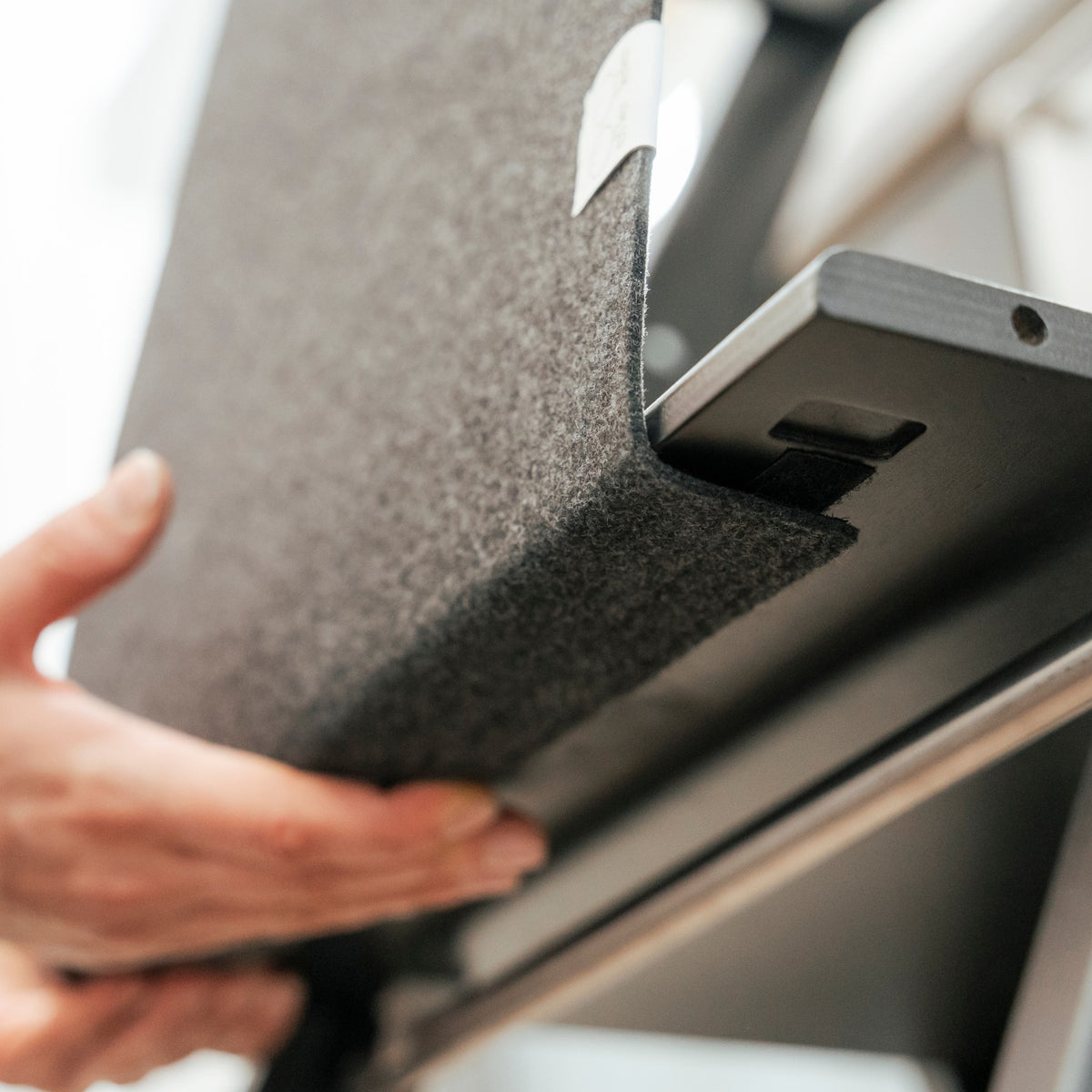 Detalj av det svarta STEP’n’FOLD lärandetornets ståplattform