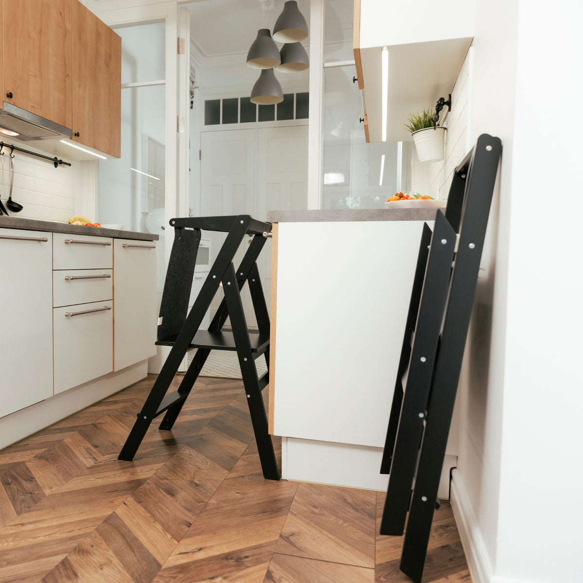 Svart STEP’n’FOLD lärandetorn i kök, utfällt och hopfällt