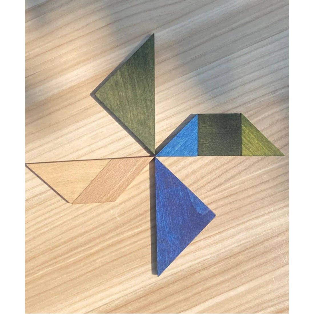 Tangram Pussel i Trä – Kalla Färger - Rootly - Träleksaker