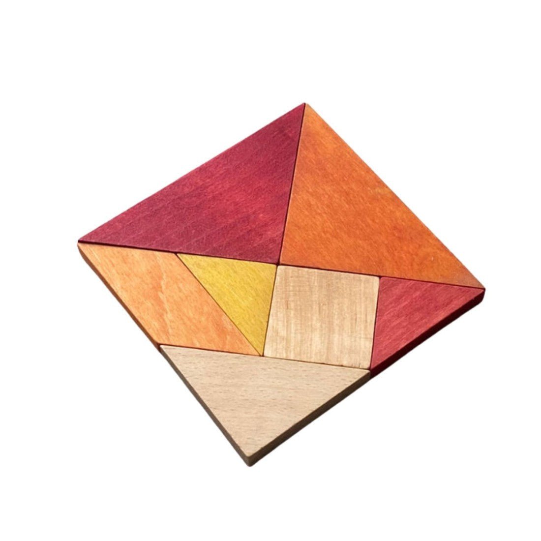 Wooden Story tangram i varma färger lagt som en kvadrat på vit bakgrund
