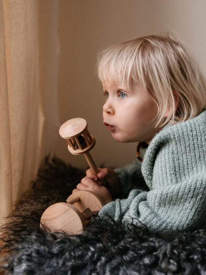 Wooden Story Träskallran Klubban — Handgjord träskallra för spädbarn - Rootly - Bebis