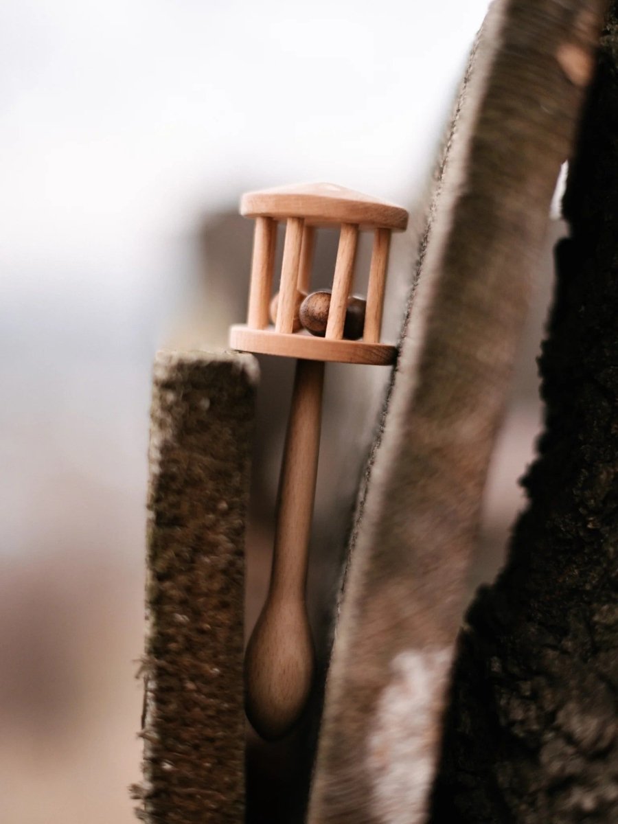 Wooden Story Träskallran Klubban — Handgjord träskallra för spädbarn - Rootly - Bebis