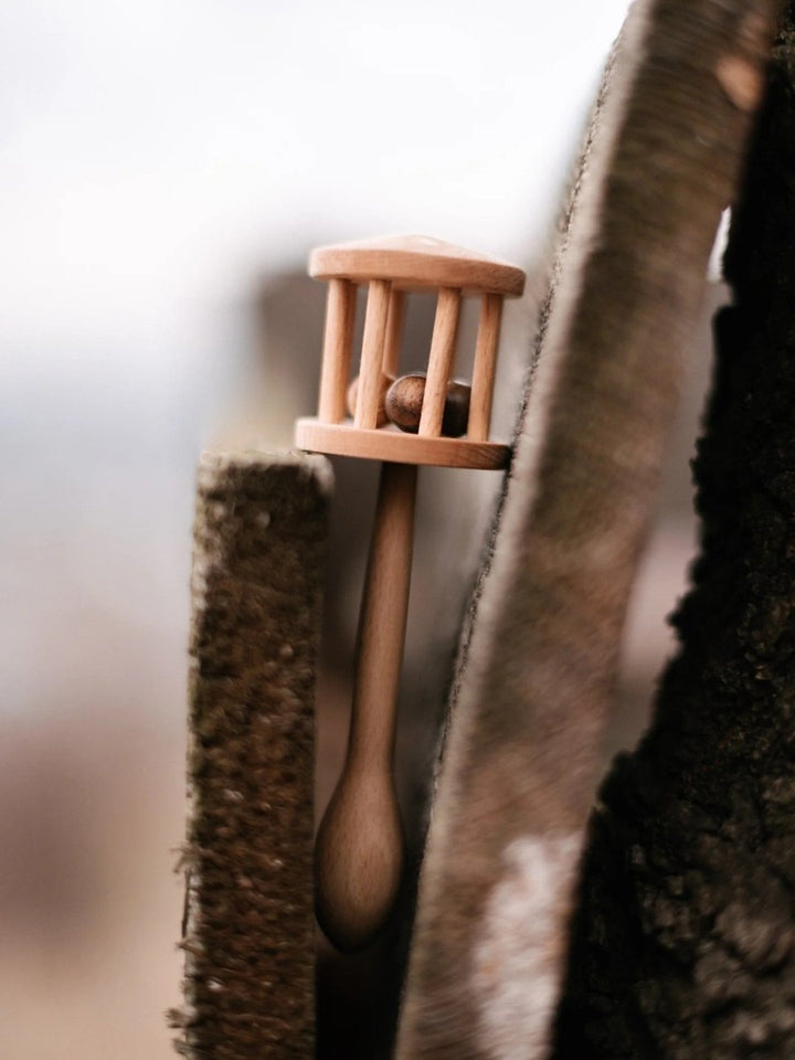 Wooden Story Träskallran Klubban — Handgjord träskallra för spädbarn - Rootly - Bebis