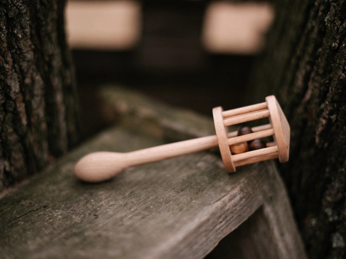 Wooden Story Träskallran Klubban — Handgjord träskallra för spädbarn - Rootly - Bebis