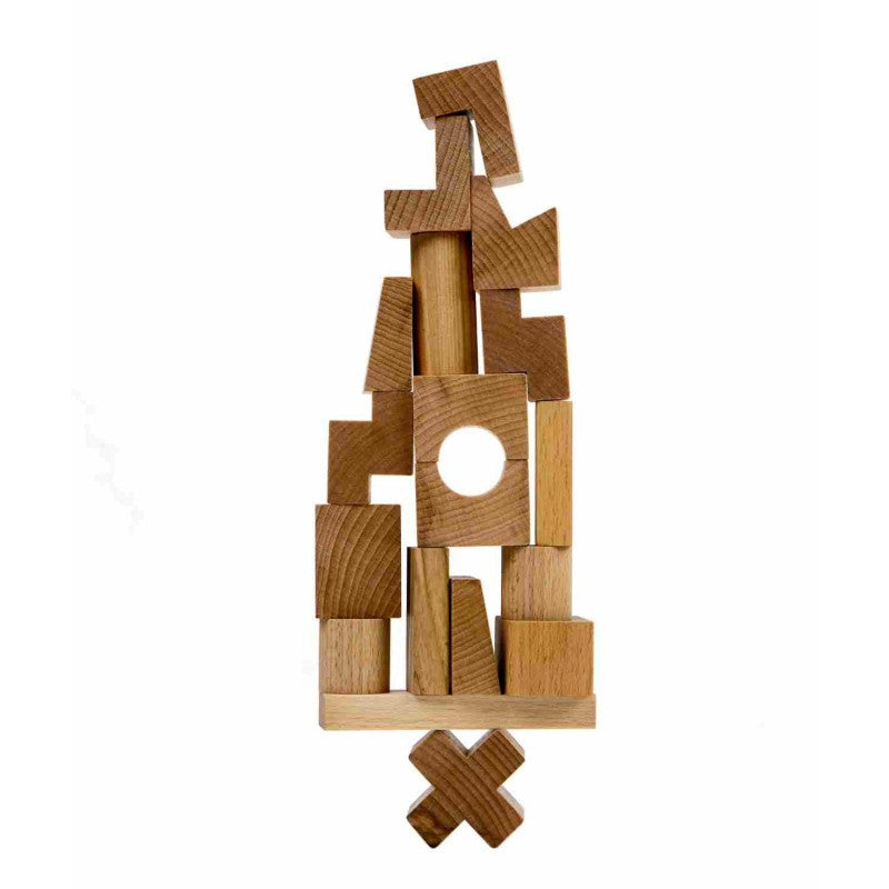 Wooden Storys naturfärgade klossar staplade till ett högt torn
