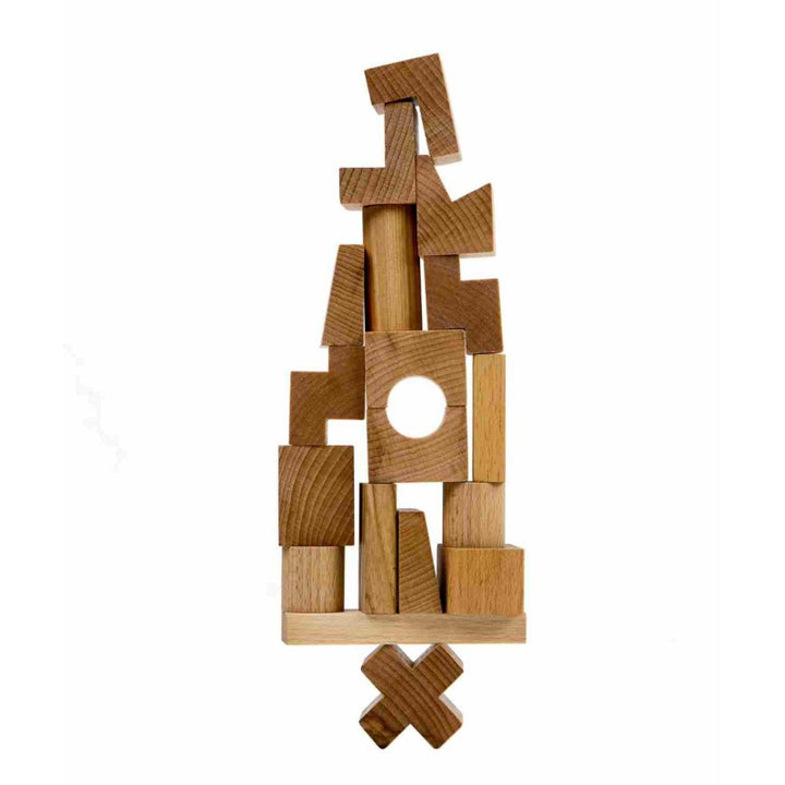 Wooden Storys naturfärgade klossar staplade till ett högt torn